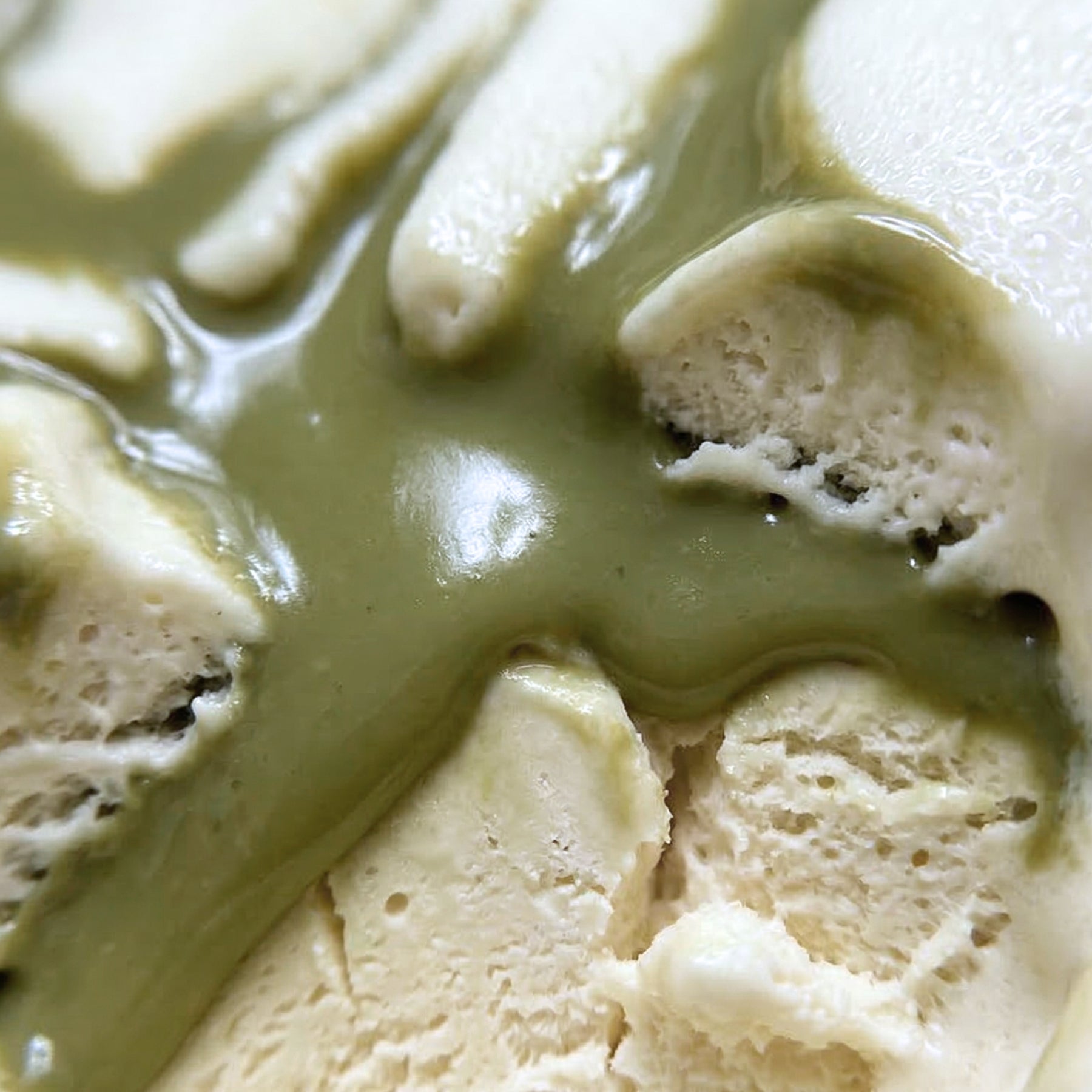 Lody o smaku Białej Czekolady z Polewą Pistacjową