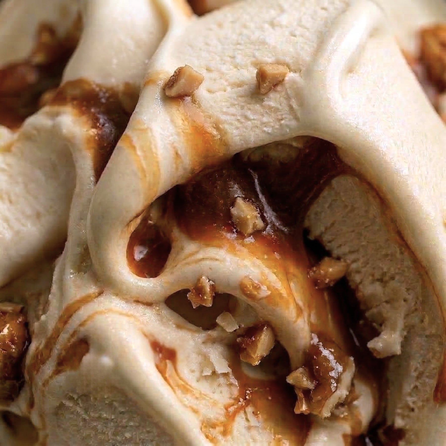 Lody o smaku Białej Czekolady z Polewą Karmelową i Orzeszkami w Karmelu